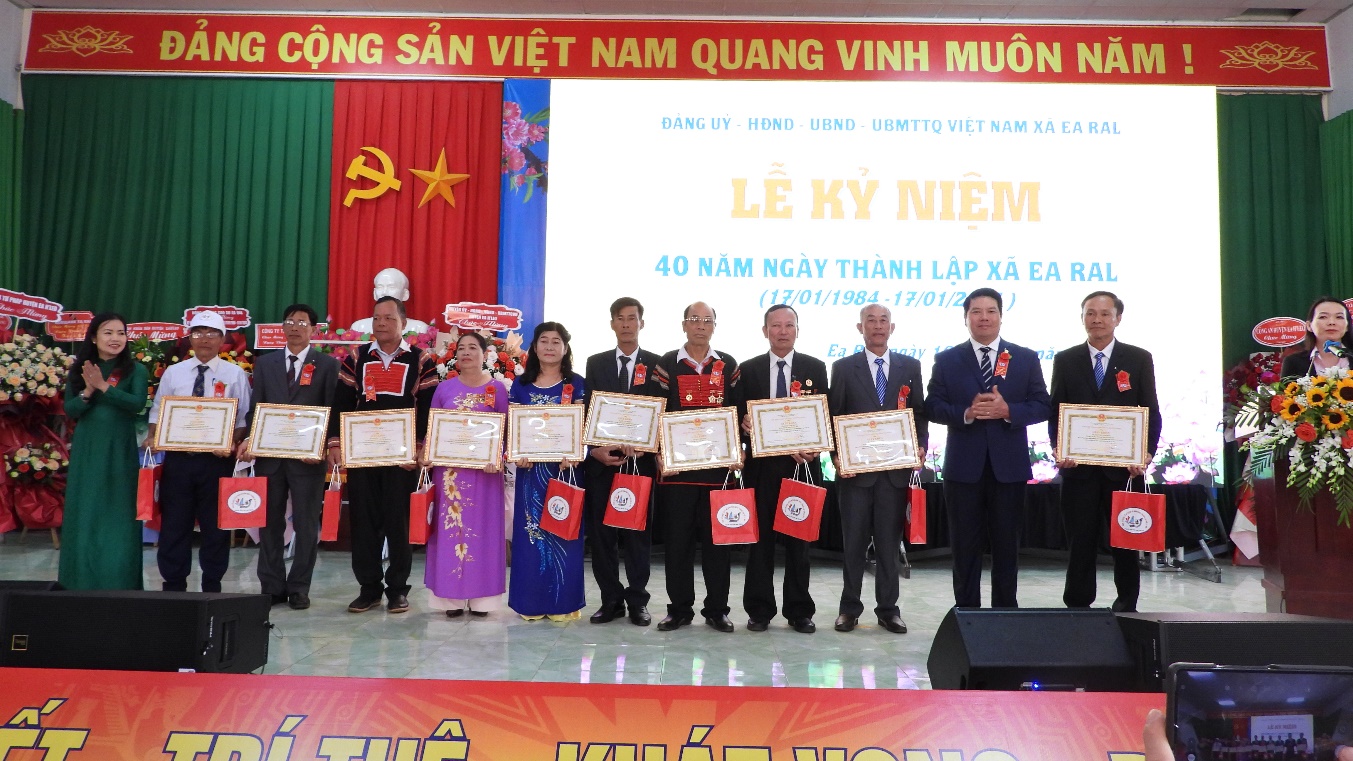 Lễ kỷ niệm 40 năm ngày thành lập xã Ea Răl